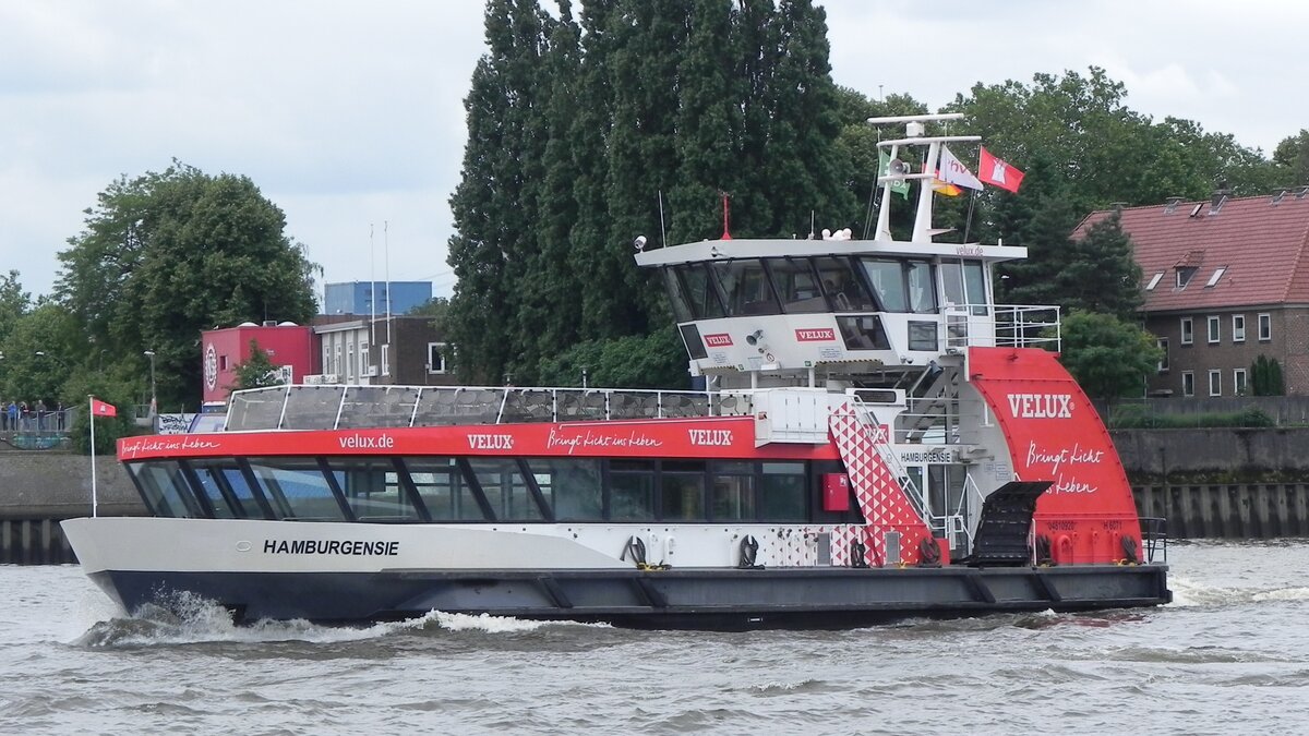 Die Hafenfähre  HAMBURGENSIE  (ENI 04810920) am 11.10.24 auf der Elbe gegenüber den Landungsbrücken. Das Schiff wurde 2013 von der SSB Spezialschiffbau Oortkaten GmbH, Hamburg gebaut und von der HADAG Seetouristik und Fährdienst AG betrieben.