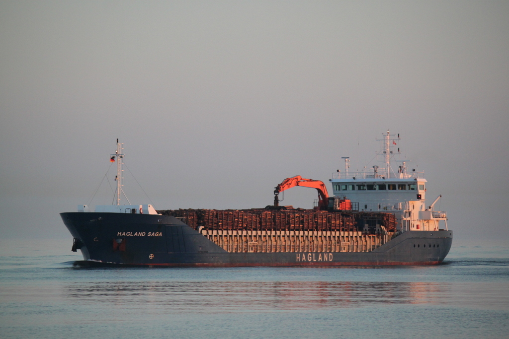 Die HAGLAND SAGA brachte frisches Holz nach Mecklenburg-Vorpommern Ziel der Reise war der Rostocker Fracht und Fischereihafen am Morgen des 07.06.2014 kam sie um 05:06 Uhr in Warnemnde an