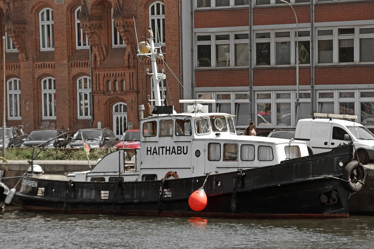 Die HAITHABU (17,50m). Gebaut 1938 auf der Oelkers-Werft in Hamburg,
wurde das Fahrzeug als Zollboot „Neumühlen“ bis 1997 auf der Unterelbe eingesetzt.
Aufnahme vom 17.06.2017 in Höhe des ehemaligen Hauptzollamts Lübeck, An der Untertrave.