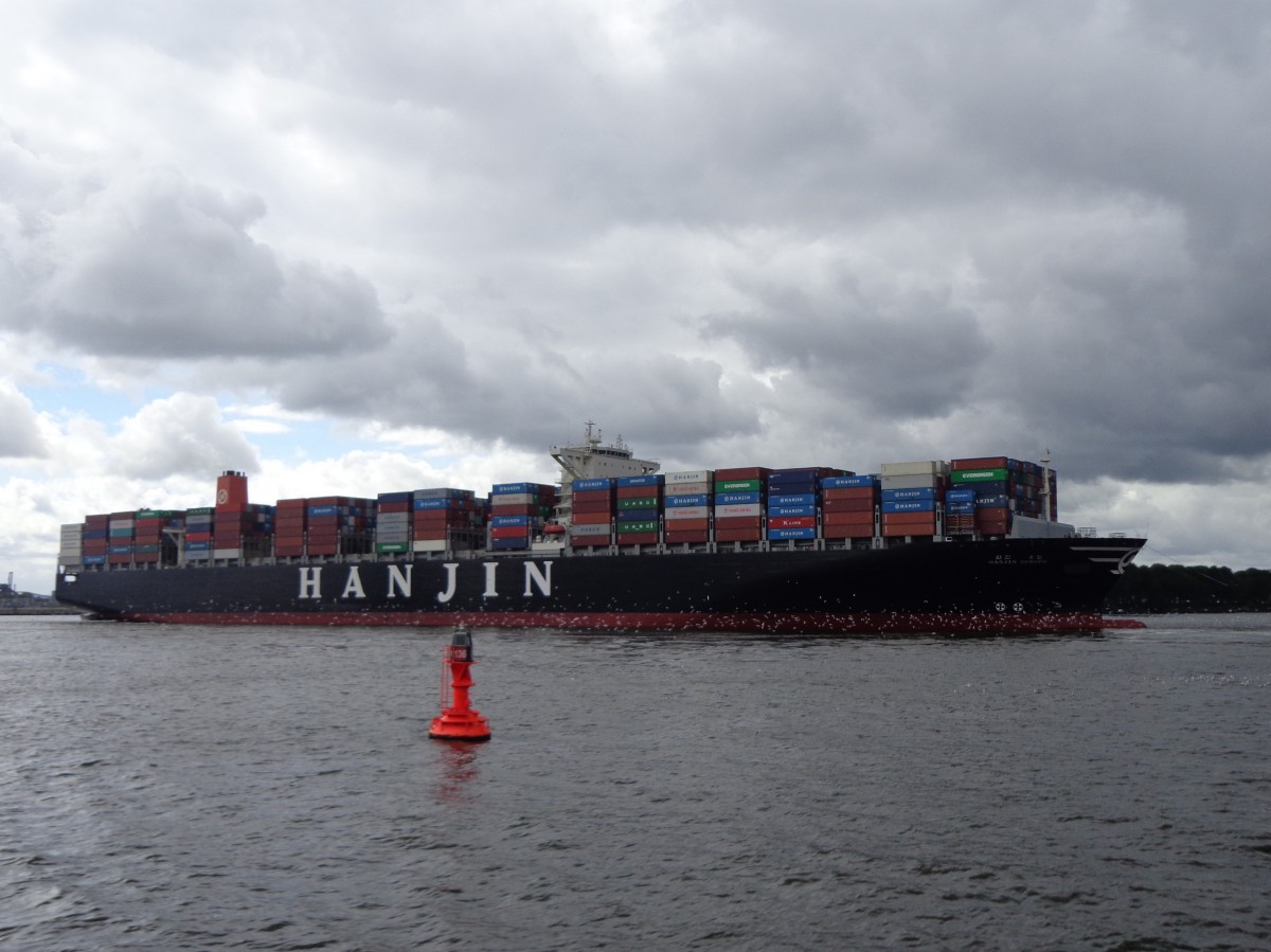 Die Hanjin Europe (366 m lang,Baujahr 2012) am 15.09.13 bei der Einfahrt in den Hamburger
Hafen.