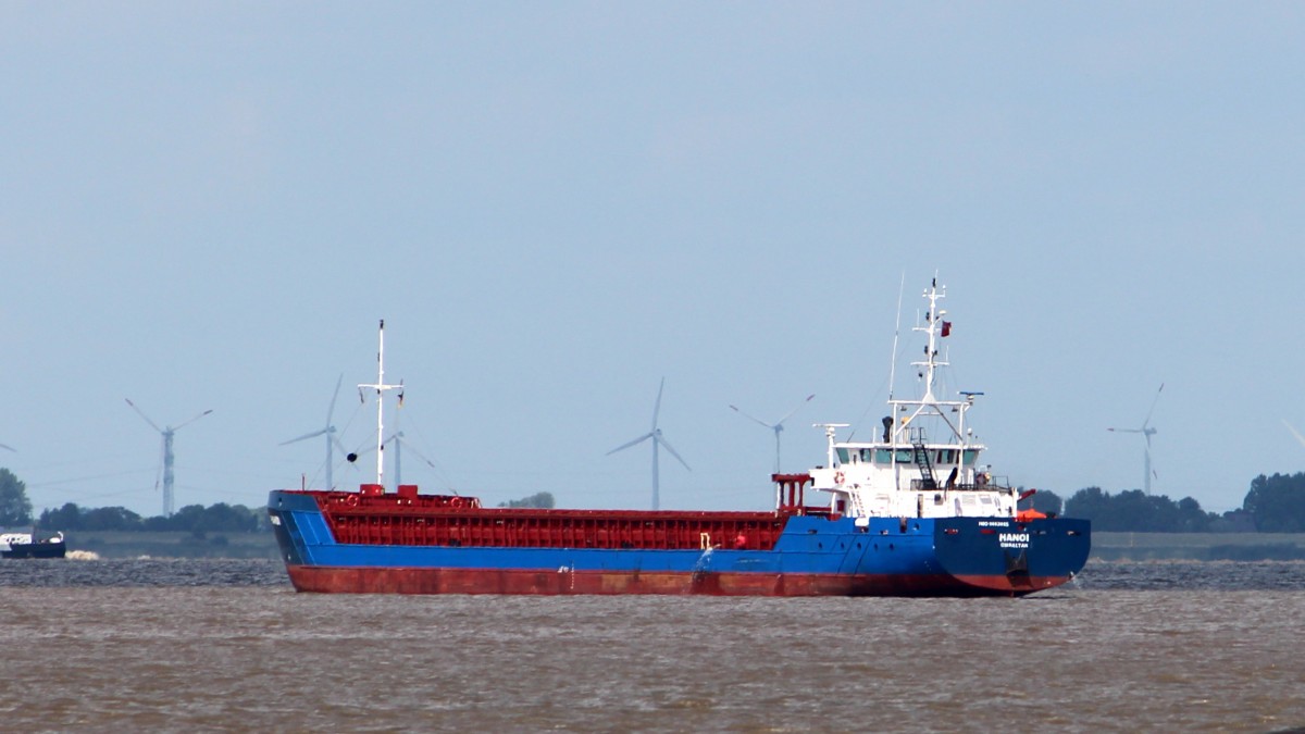 Die Hanoi am 13.08.2014 auf der Elbe vor Krautsand.