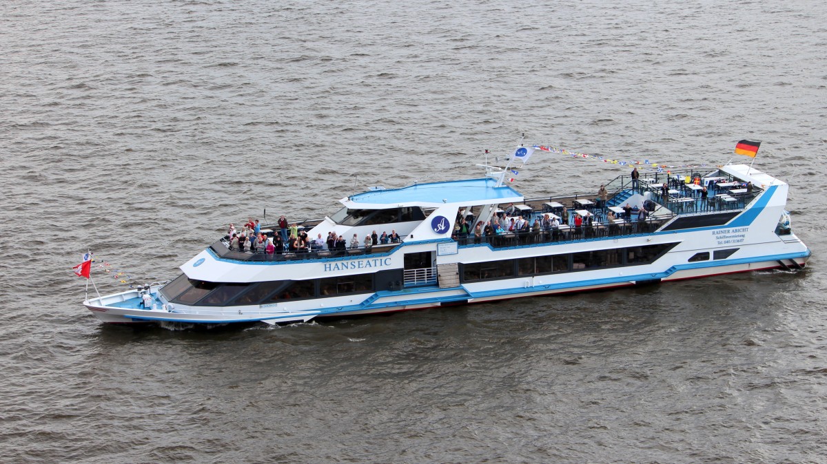 Die Hanseatic am 12.05.2013 auf der Elbe vor Hamburg.