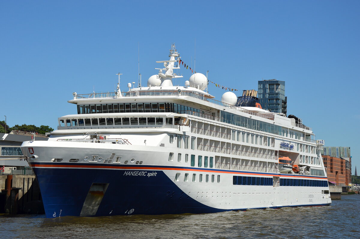 Die HANSEATIC SPIRIT Kreuzfahrtschiff IMO-Nummer:9857640 Flagge:Malta L�nge:139.0m Breite:22.0m Baujahr:2021 Bauwerft:Vard Group AS,Norwegen am Cruise Center Hamburg Altona am 23.06.26