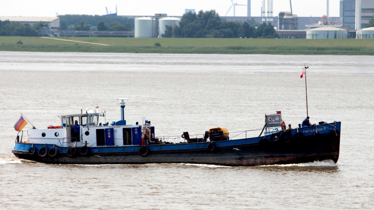 Die Hanseslop 6 am 15.08.2013 auf der Weser. Sie ist 25,54m lang und 5,25m breit.
