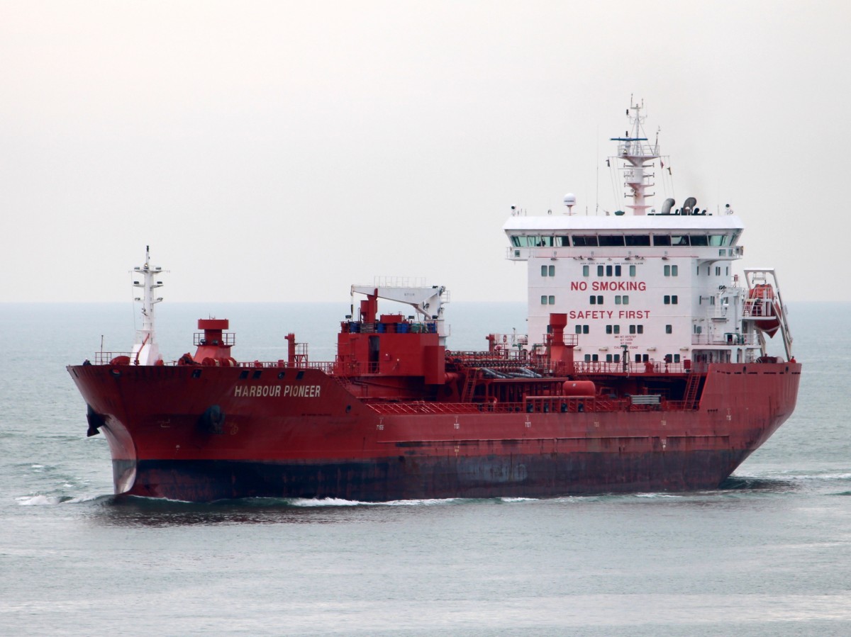 Die Harbour Pioneer am 21,04.2014 bei der Einfahrt in den Hafen von Le Havre. Sie ist 162m lang und 23m breit.