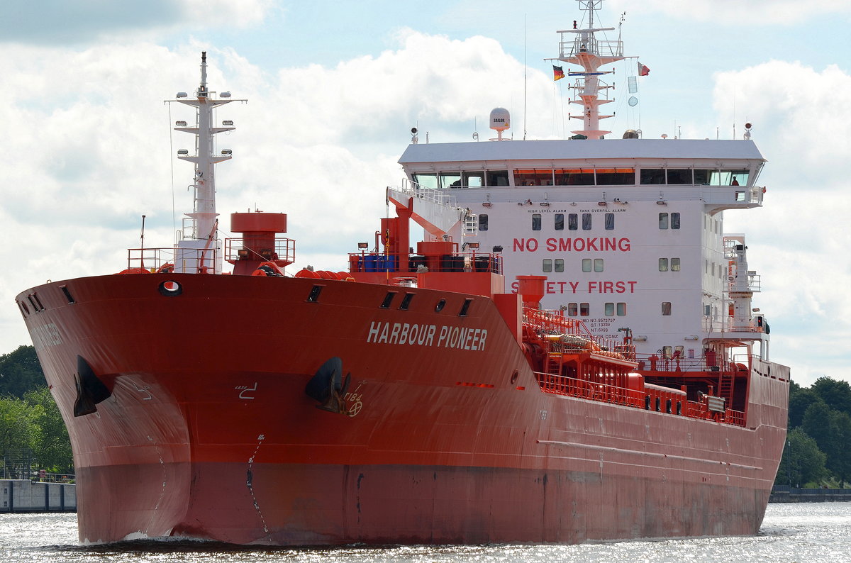 Die Harbour Pioneer IMO-Nummer:9572757 Flagge:Portugal Länge:162.0m Breite:23.0m Baujahr:2010 Bauwerft:Yangfan Group,Zhoushan China bei Rendsburg im Nord-Ostsee-Kanal aufgenommen am 18.06.16