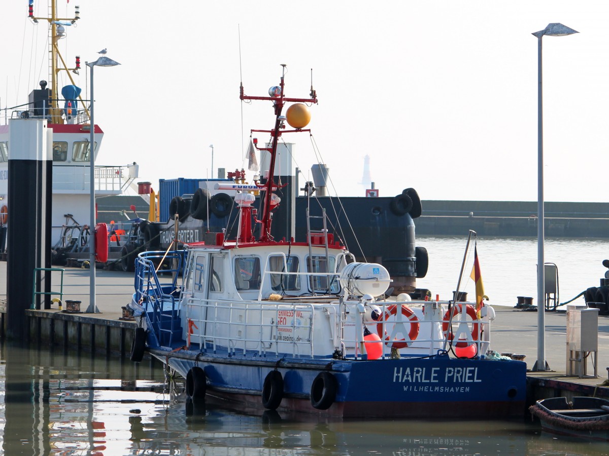 Die Harle Priel am 04.03.2014 im Hafen von Wilhelmshaven. Sie ist 14,54m lang und 3,91m breit.