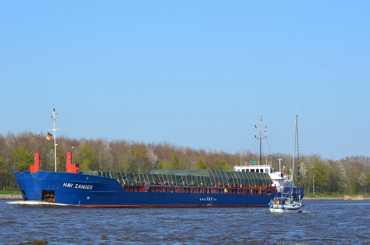 Die HAV Zander IMO-Nummer:9001849 Flagge:Bahamas Länge:88.0m Breite:12.0m Baujahr:1990 Bauwerft:Scheepswerf Damen Gorinchem,Gorinchem Niederlande bei Fischerhütte im Nord-Ostsee-Kanal am 19.04.19