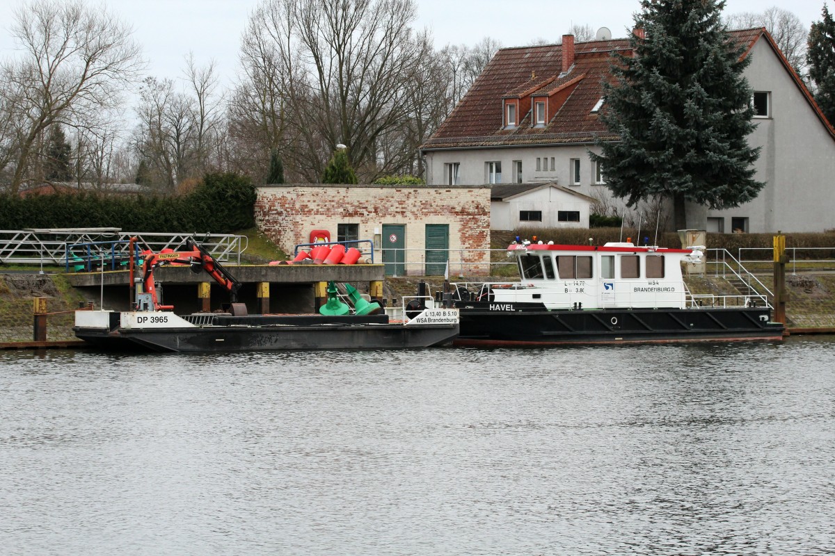 Die  Havel (Länge 14,79 / Breite 3,80m) vom WSA Brandenburg lag am 12.03.2015 mit dem Arbeits-Leichter DP3965 (L 13,40 / B 5,10) im  WSA-Hafen  von Havelberg.