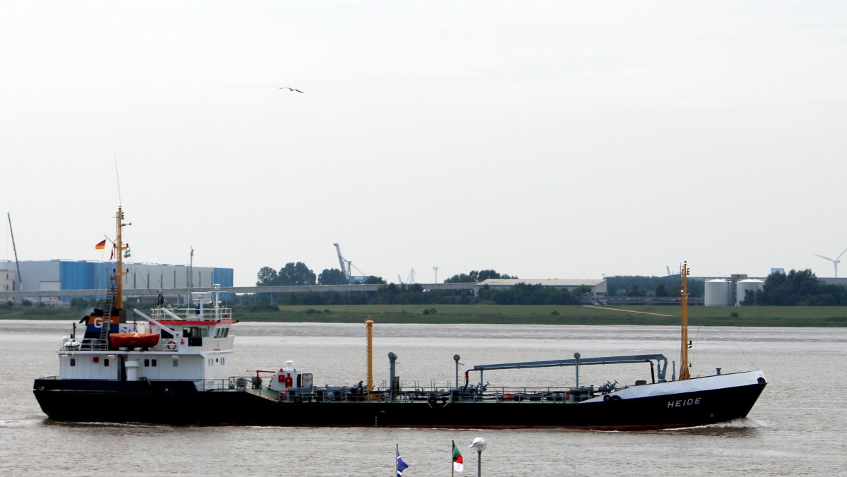 Die Heide am 15.08.2013 auf der Weser vor Bremerhaven. Sie ist 58m lang und 10m breit.