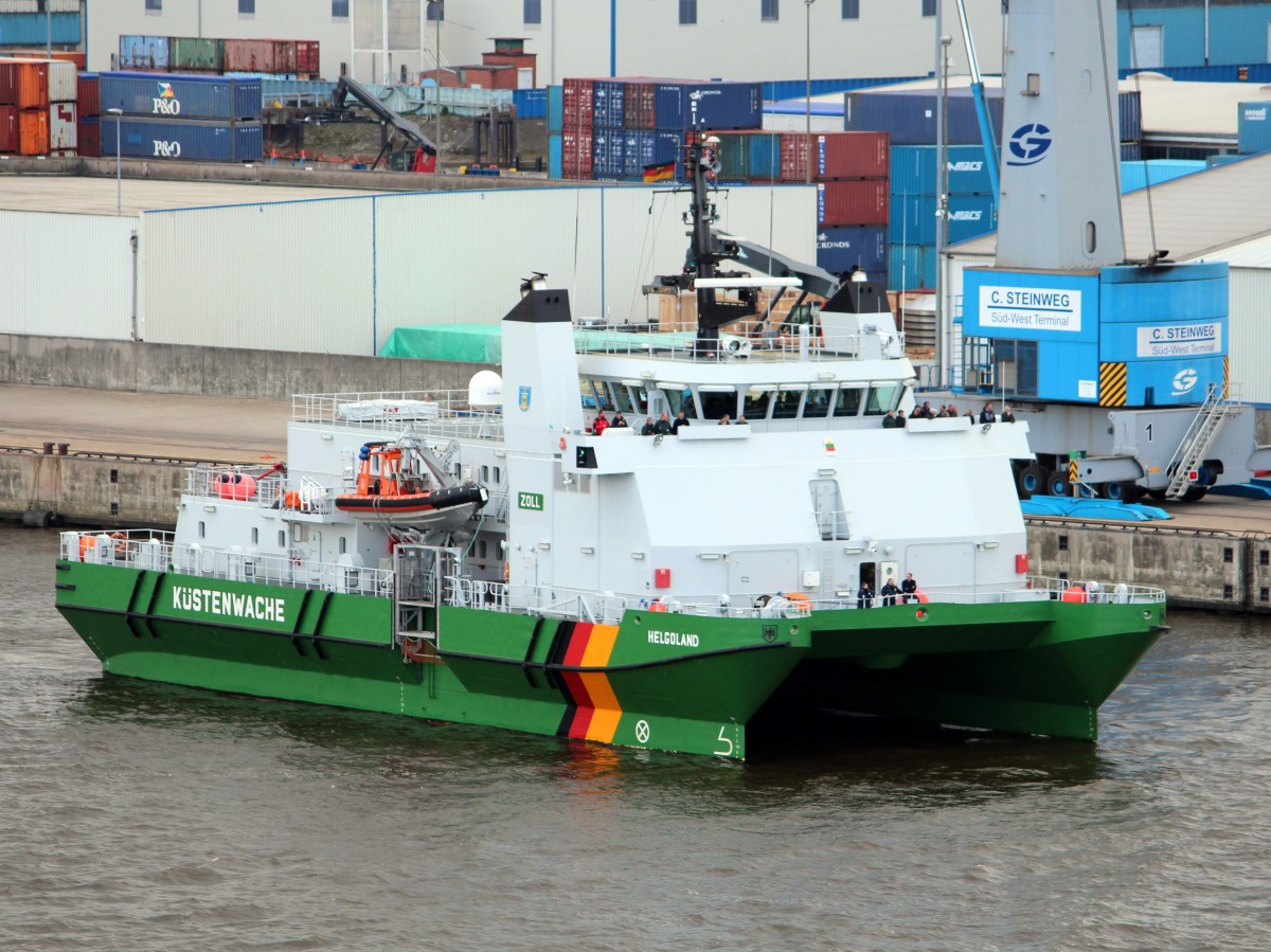 Die Helgoland am 12.05.2013 auf der Elbe im Hafen von Hamburg.