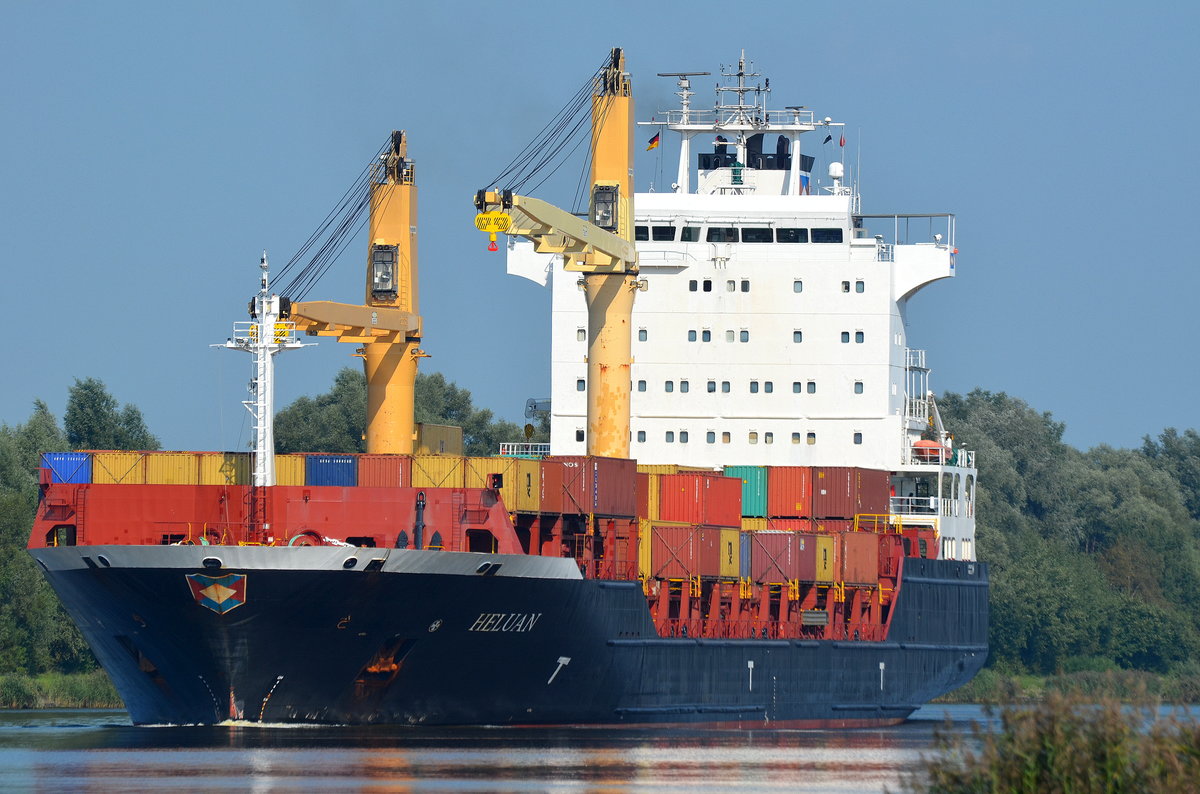 Die Heluan IMO-Nummer:9358905 Flagge:Liberia Länge:161.0m Breite:25.0m Baujahr:2007 Bauwerft:Weihai Shipyard,Weihai China an der Weiche Fischerhütte im Nord-Ostsee-Kanal aufgenommen am 10.09.16