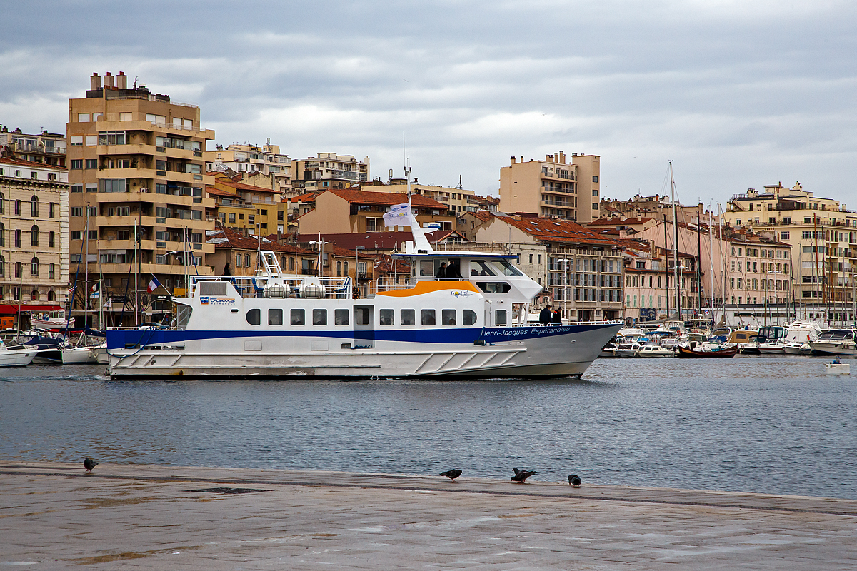 Die HENRI-JACQUES ESPÉRADIEU eine der Touristen-Fähren zu den Frioul Inseln ( u.a. zur Île d’If mit dem Chateau d' If) am 25.03.2015 im alten Hafen von Marseille (le Vieux-Port de Marseille), kurz nach dem Ablegen.

Das Boot ist nach dem französischen Architekt Henri-Jacques Espérandieu (1829 bis1874) benannt, der in Marseille lebte. Er vollendete die Kathedrale von Marseille und schuf in Marseille die Marien-Wallfahrtskirche Notre-Dame de la Garde.
