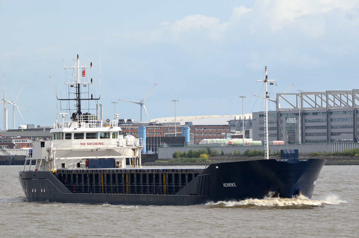 Die HENRIKE ex. ARKLOW SURF IMO-Nummer:9218222 Flagge:Deutschland Länge:90.0m Breite:12.0m Baujahr:2000 Bauwerft:Barkmeijer Shipyard,Stroobos Niederlande auslaufend aus Hamburg am 27.08.20 vor Blankenese.