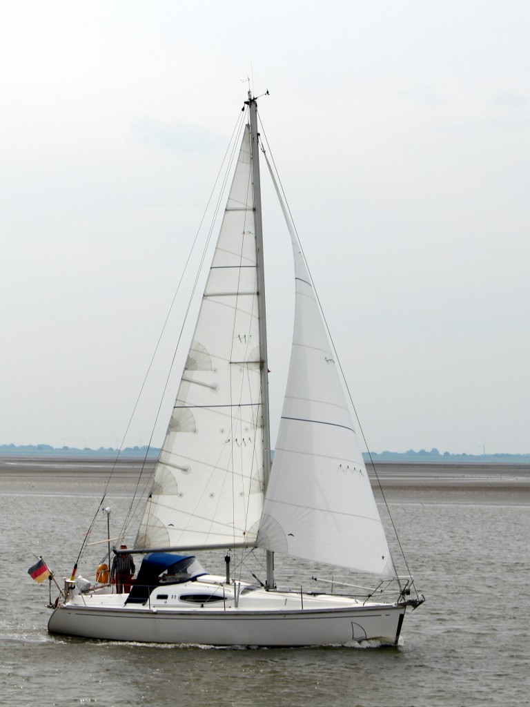 Die Hevanbelt am 15.08.2013 auf der Weser vor Bremerhaven.