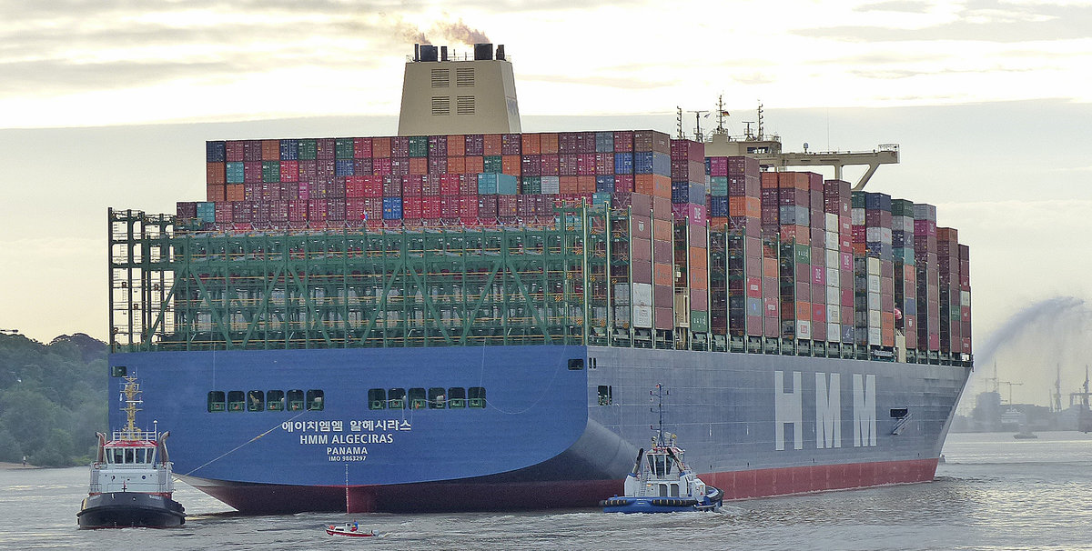 Die HMM ALGECIRAS gehört zur HMM Megamax-Klasse von der 12 Stück in Auftrag gegeben wurden. Die Abmessungen betragen 399,9m x 61,4m womit eine Stellplatzkapazität von 23.964 TEU erreicht werden. Aktuell ist es das größte Containerschiff weltweit. Abgeliefert wurde das Schiff am 24. April 2020 von Daewoo Shipbuilding & Marine Engineering (DSME). Der Erstanlauf in Hamburg/Germany war am 07.06.2020 