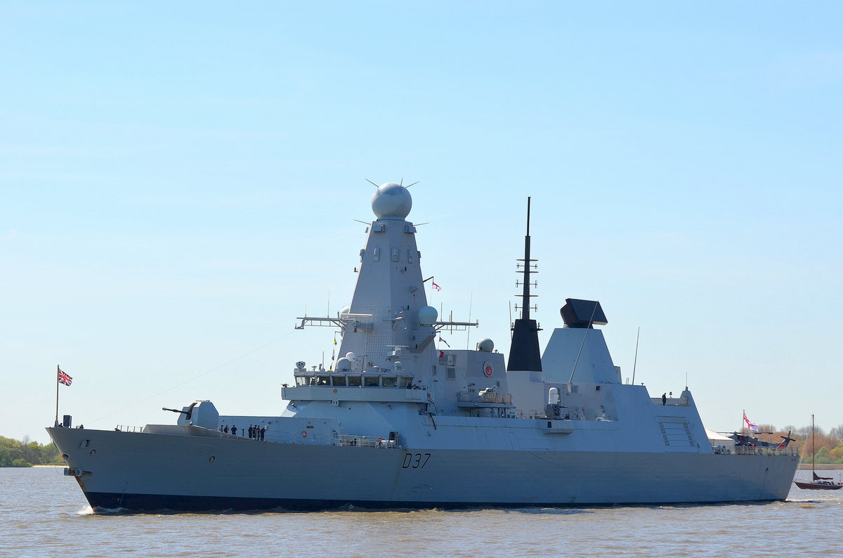 Die HMS D37 Duncan Flagge:Großbritannien Länge:152.0m Breite:22.0m bei der Einlaufparade zum 827. Hamburger Hafengeburtstag am 05.05.16 vom Ponton Op'n Bulln Blankenese aufgenommen.