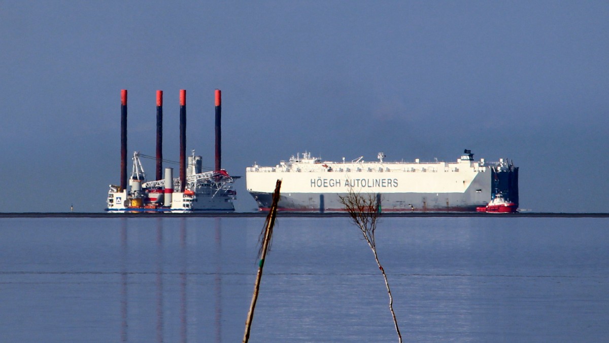 Die Hoegh Copenhagen und die Thor begegnen sich auf der Unterweser am 13.09.2013 vor Fedderwardersiel.