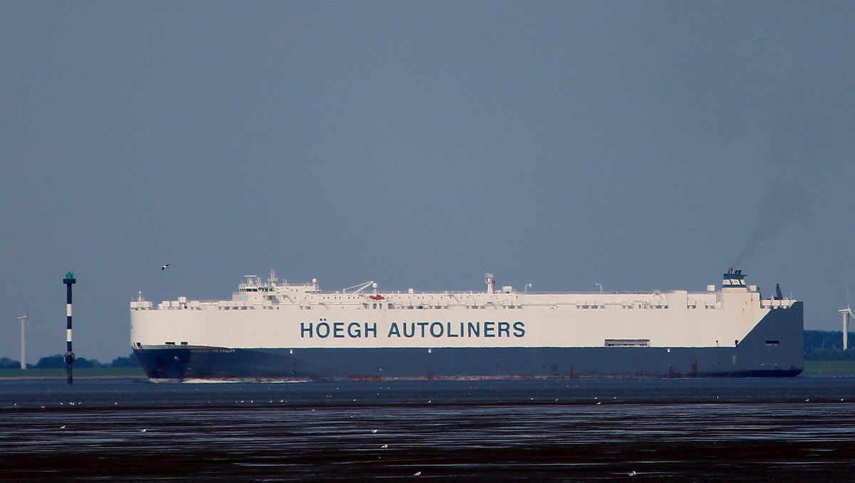 Die Hoegh Detroit am 05.08.2013 auf der Weser vor Wremen. Sie ist 229m lang und 32m breit.