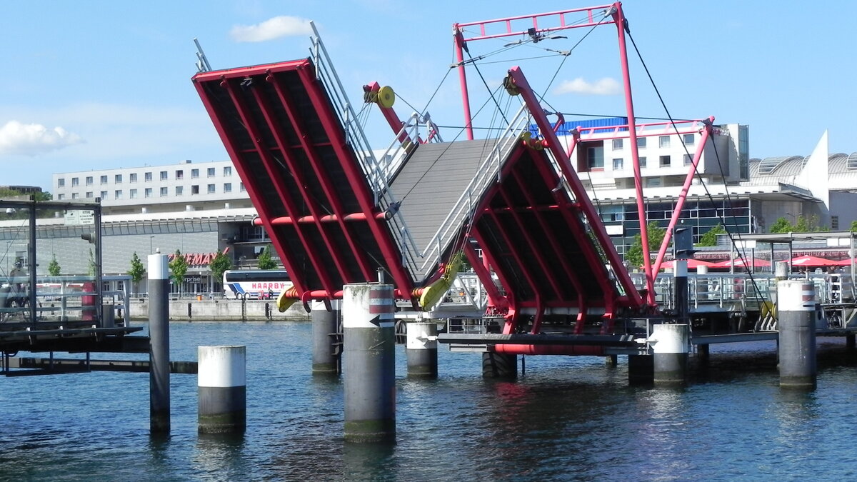 Die Hörnbrücke ist eine dreigliedrige Faltbrücke für Fußgänger und Fahrradfahrer über die Hörn im Hafen von Kiel, der Landeshauptstadt von Schleswig-Holstein. Sie ist die einzige Brücke weltweit, die nach diesem Dreifeldzugklappprinzip funktioniert.