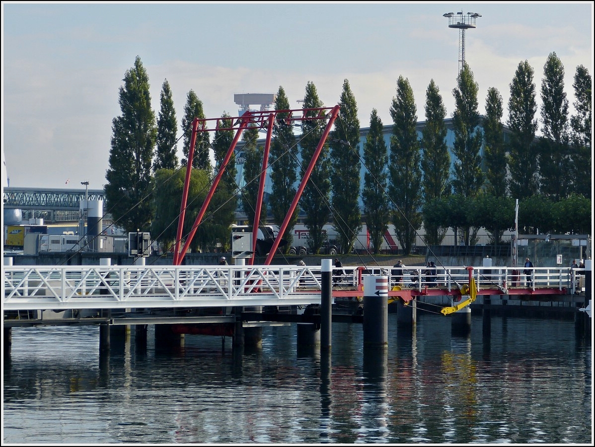 Die  Hrnbrcke  wird geffnet sodass die Schiffe die im kleinen Hafenbecken liegen hindurch fahren knnen, es handelt sich um eine Fugnger Schiebebrcke und um eine Fussgngerfaltbrcke in Kiel, auf diesem Foto sieht mann den Mechanismus der Faltbrcke kurz vor dem ffnen der Brcke. 18.09.2013