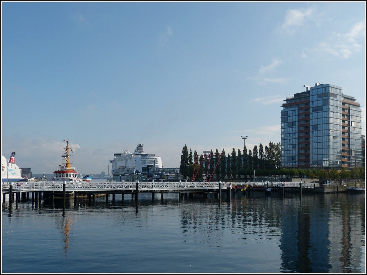 Die  Hrnbrcke  wird geffnet sodass die Schiffe die im kleinen Hafenbecken liegen hindurch fahren knnen, es handelt sich um eine Fugnger Schiebebrcke und um eine Fussgngerfaltbrcke in Kiel, auf diesem Foto ist die vorgelagerte Schiebebrcke geffnet ,(ganz nach links verschoben).  18.09.2013