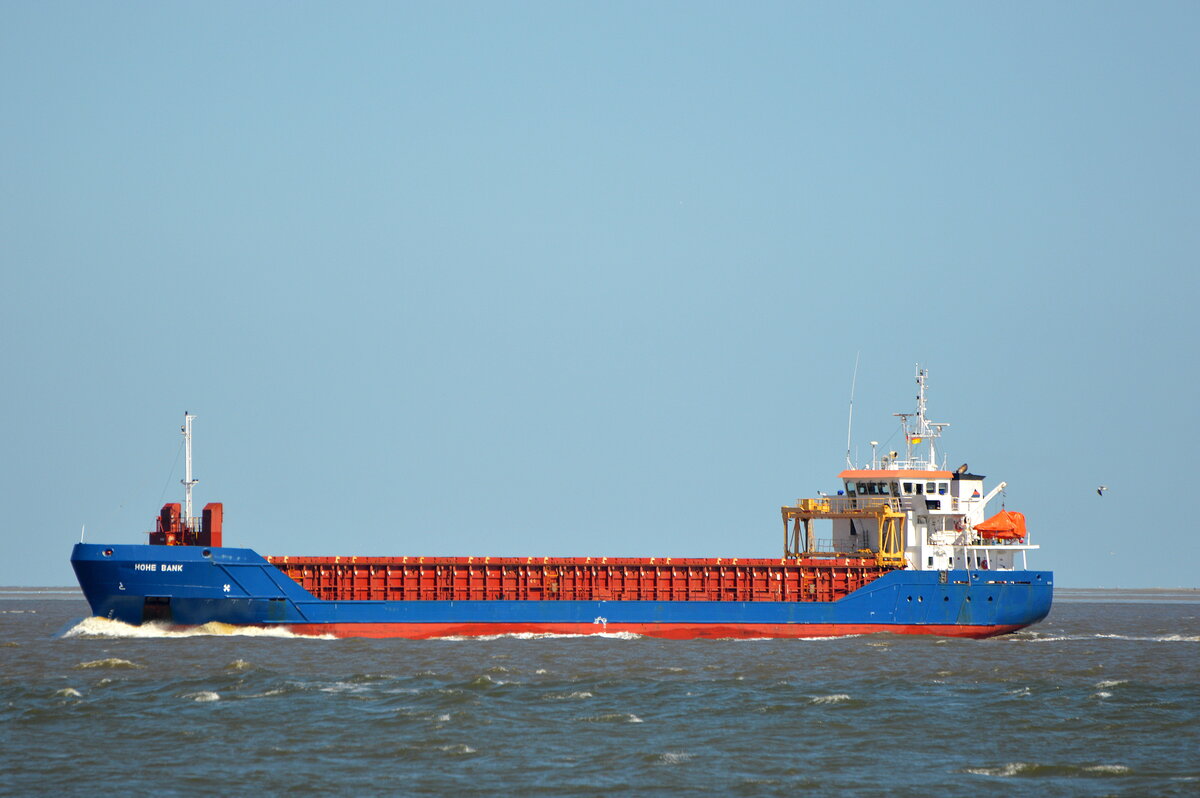 Die HOHE BANK ,St�ckgut- und Mehrzweckfrachter, IMO-Nummer:9505302 Flagge:Gibraltar L�nge:86.0m Breite:12.0m Baujahr:2010 Bauwerft:Lisemco Lilama Shipyard,Haiphong Vietnam vor Cuxhaven am 25.06.26