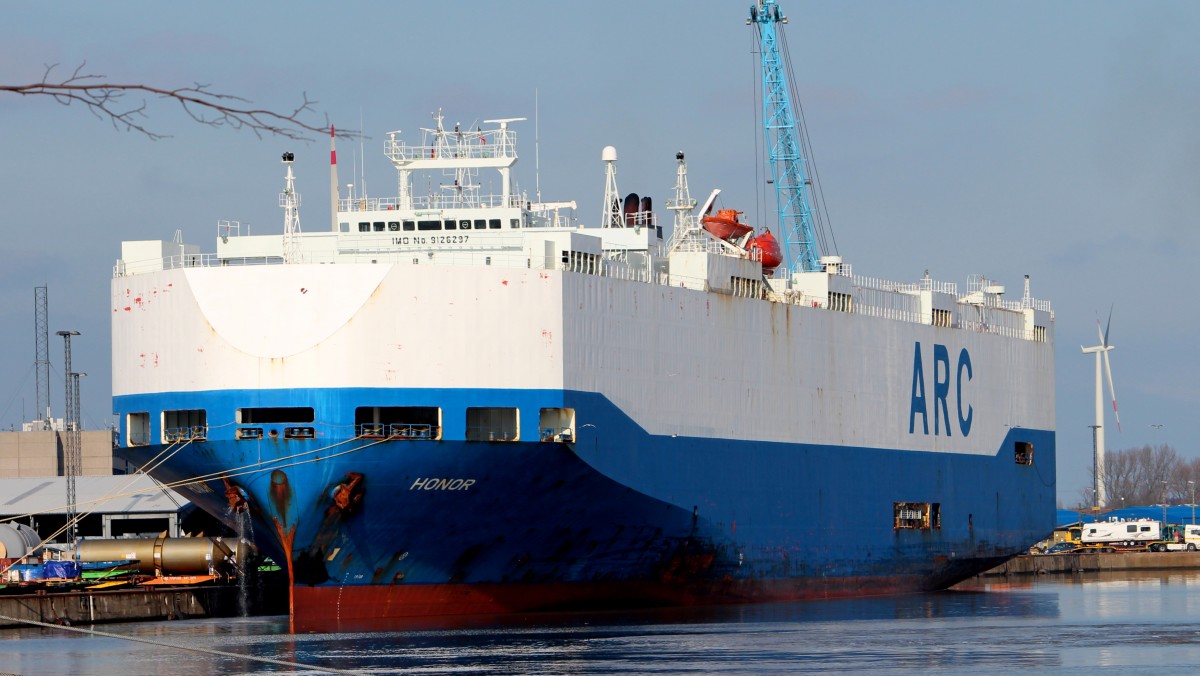 Die Honor am 13.02.2013 im Hafen von Bremerhaven