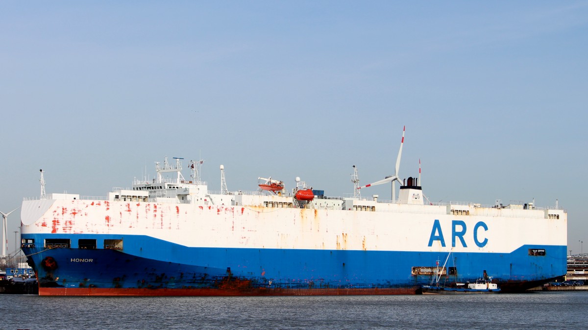 Die Honor am 24.02.2014 im Hafen von Bremerhaven. Sie ist 190m lang und 32m breit.