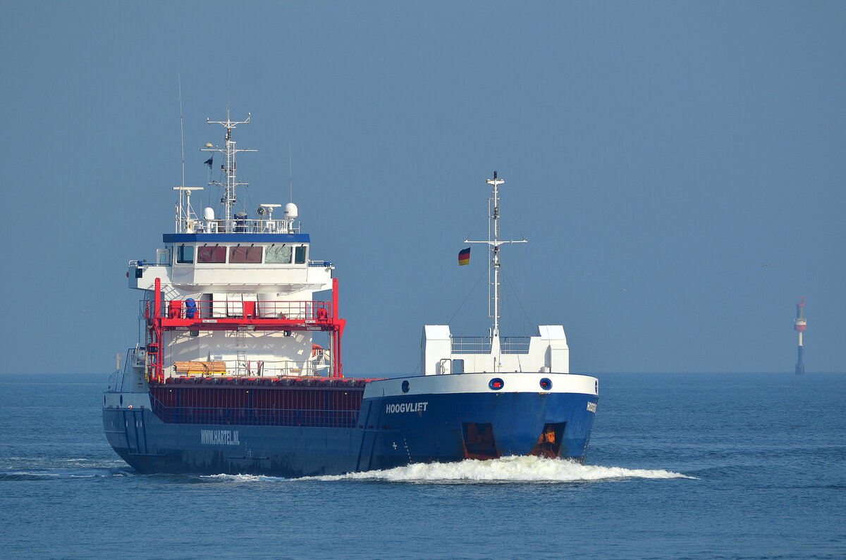 Die HOOGVLIET IMO-Nummer:9625231 Flagge:Niederlande Länge:89.0m Breite:13.0m Baujahr:2013 Bauwerft:Santierul Naval Damen Galati,Galati Rumänien vor der Alten Liebe Cuxhaven am 26.08.22
