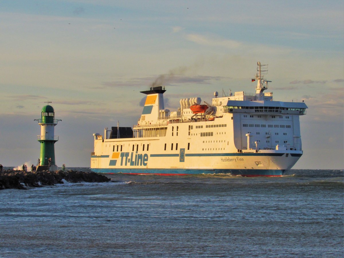 Die Huckleberry Finn am 05.08.2018 bei Sonnenuntergang einlaufend in Warnemünde.