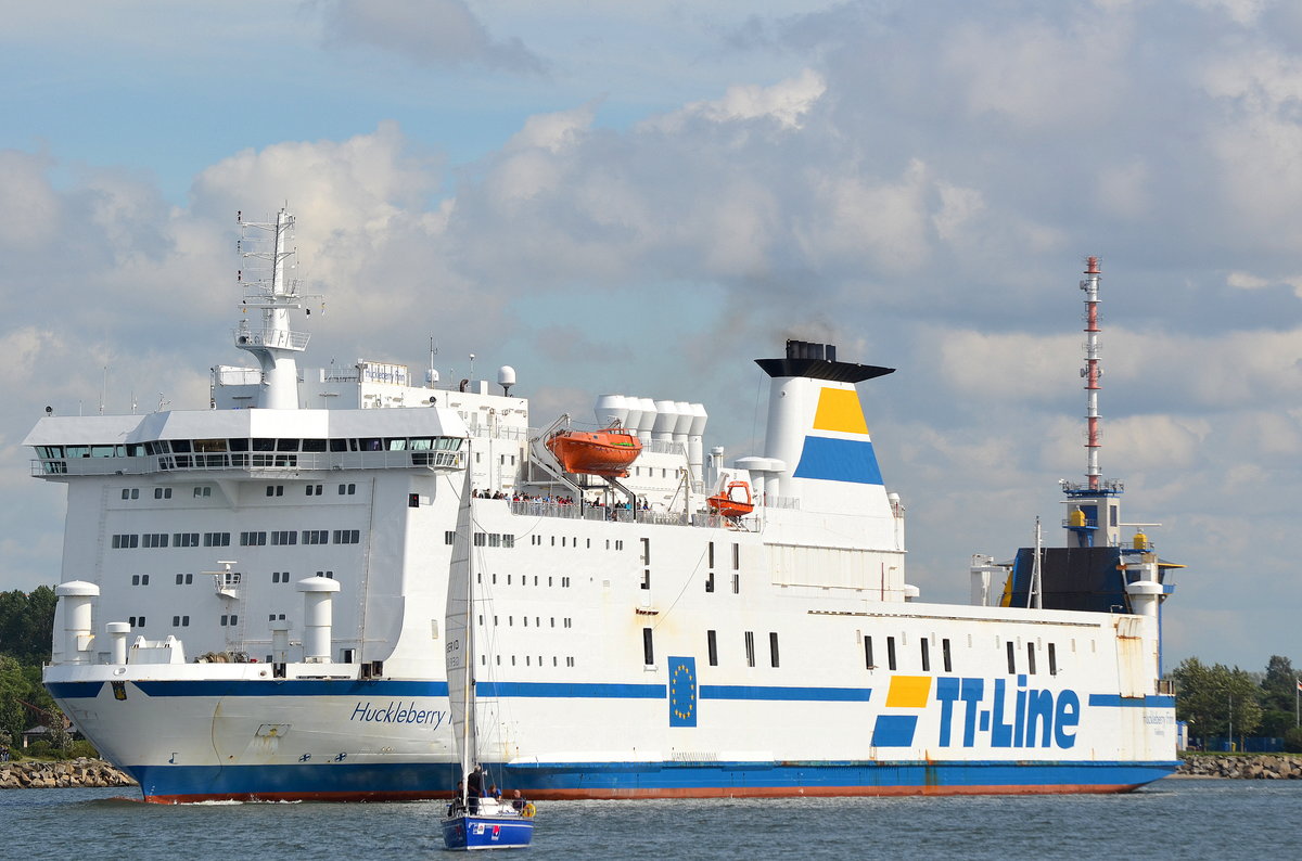 Die Huckleberry Finn IMO-Nummer:8618358 Flagge:Schweden Länge:176.0m Breite:26.0m Baujahr:1988 Bauwerft:Schichau Seebeck,Bremerhaven am 09.07.16 aus Warnemünde auslaufend.