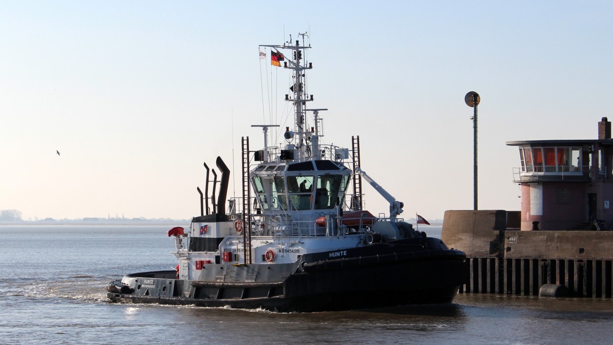 Die Hunte am 28.01.2014 bei der Einfahrt in die Nordschleuse von Bremerhaven.