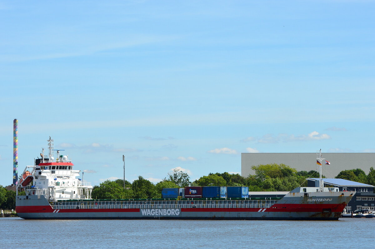Die HUNTEBORG IMO-Nummer:9328704 Flagge:Niederlande L�nge:114.0m Breite:15.0m Baujahr:2006 Bauwerft:Royal Niestern Sander,Delfzijl Niederlande am 22.06.26 im Nord-Ostsee-Kanal an der Schleuse Brunsb�ttel.