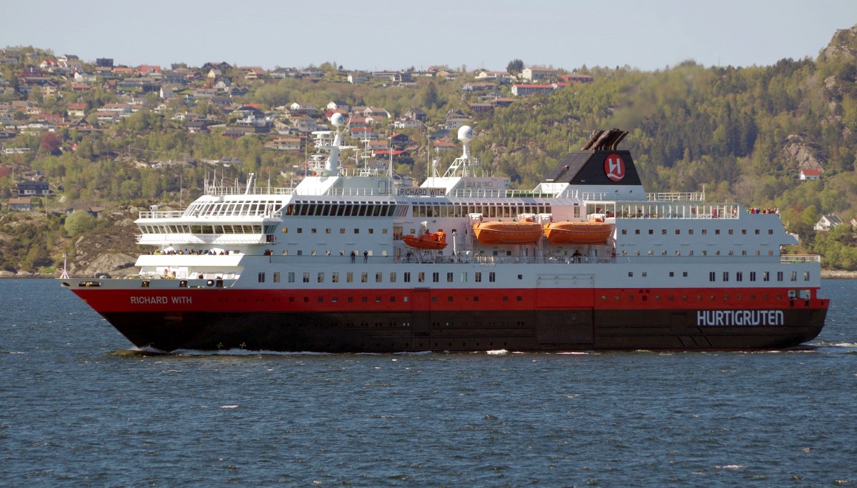 Die Hurtigruten Fähre Richard With läuft am 14.05.15 in Bergen ein.