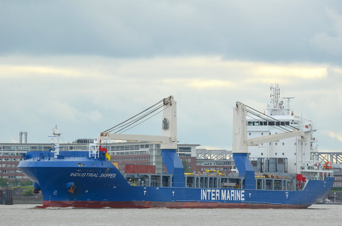 Die Industrial Skipper IMO-Nummer:9741138 Flagge:Liberia Länge:147.0m Breite:22.0m Baujahr:2016 Bauwerft:Huanghai Shipbuilding,Weihai China nach Hamburg einlaufend passiert Teufelsbrück am 17.06.17