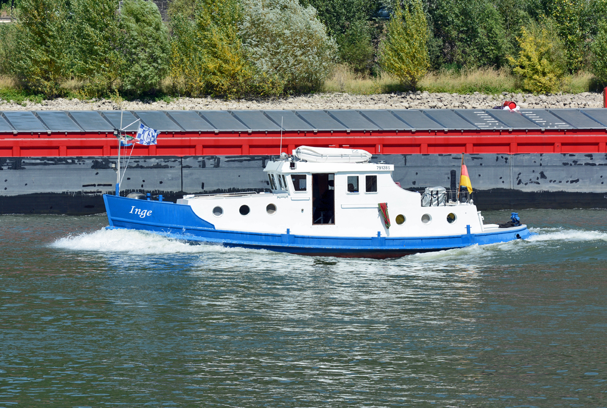 Die  Inge  überholt GMS auf dem Rhein bei Remagen - 05.08.2015