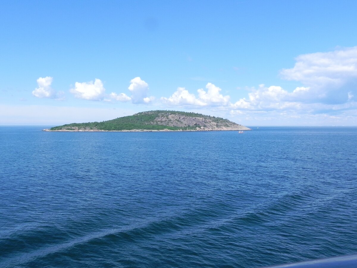 Die Insel  Blå Jungfrun  im Kalmarsund am 02.07.2017.
Der Kalmarsund ist die Meerenge zwischen der schwedischen Provinz Kalmar län auf dem Festland und der schwedischen Ostsee-Insel und Provinz Öland.
Mitten im nördlichen Kalmarsund liegt die kleine Insel  Blå Jungfrun  mit dem gleichnamigen Nationalpark.  (Text Wikipedia)