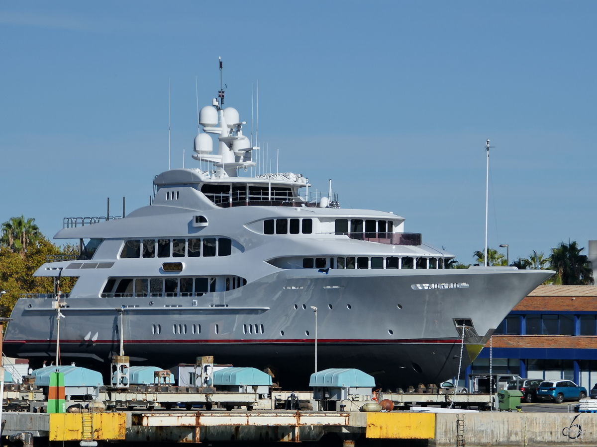 Die Jacht MIA ELISE II (IMO: 9620700) wurde aus dem Wasser geholt. (Barcelona, November 2022)