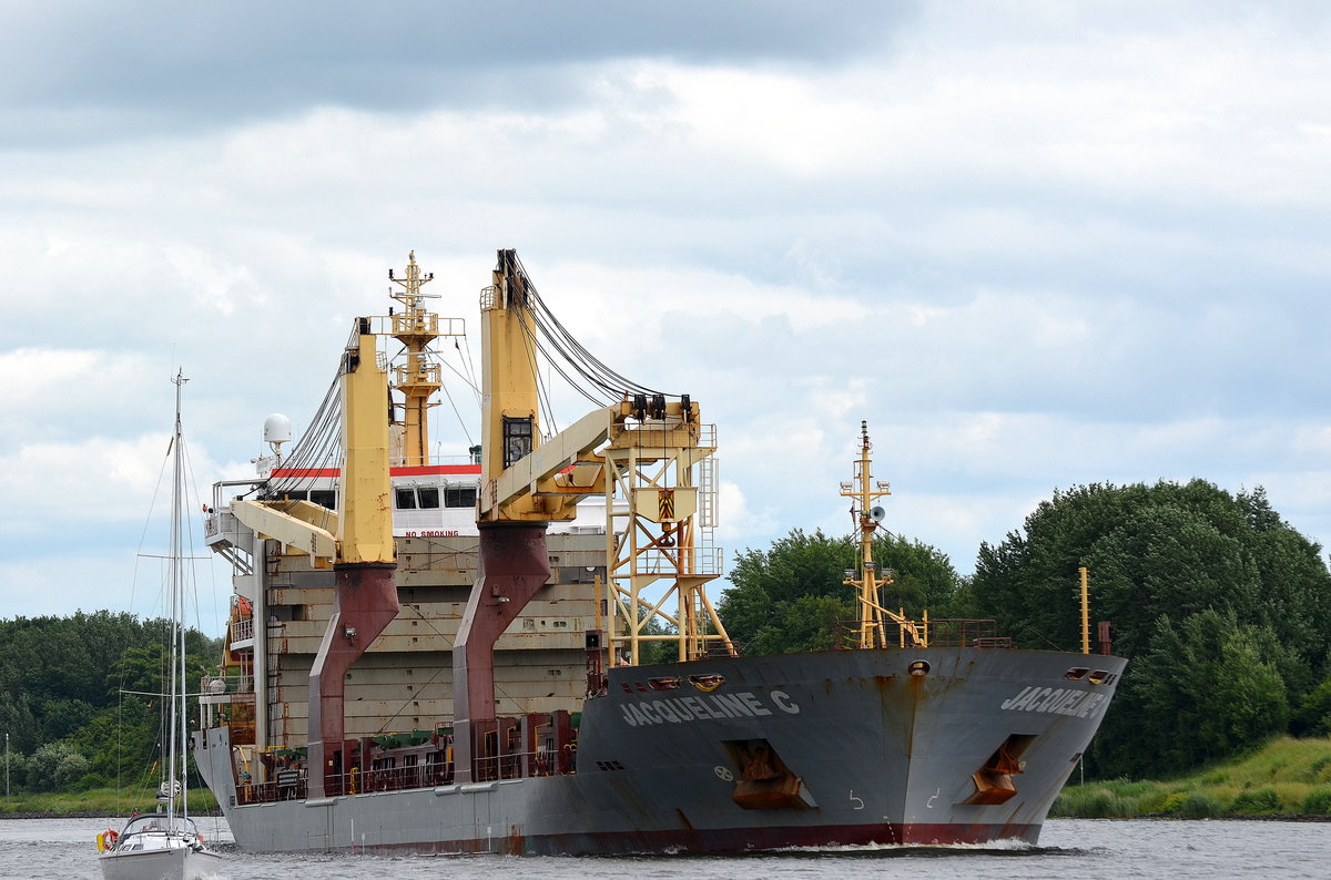 Die Jacqueline C IMO-Nummer:9429754 Flagge:Großbritannien Länge:138.0m Breite:21.0m Baujahr:2009 Bauwerft:Jiangsu Yangzijiang Shipbuilding,Jiangsu China aufgenommen im Nord-Ostsee-Kanal an der Eisenbahnhochbrücke Rendsburg am 18.06.16 