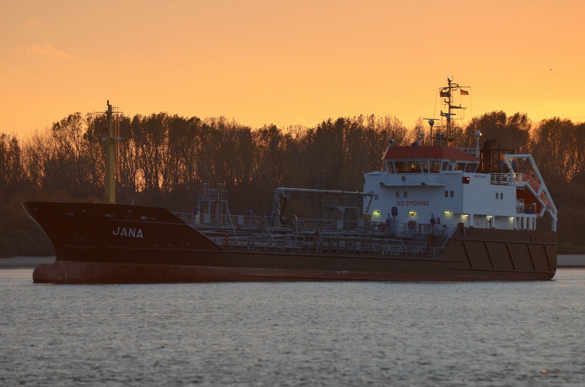 Die Jana IMO-Nummer:9330185 Flagge:Deutschland Lnge:69.0m Breite:12.0m Baujahr:2005 Bauwerft:Mtzelfeldtwerft,Cuxhaven Deutschland auf der Elbe vor Schulau Wedel am 26.10.13