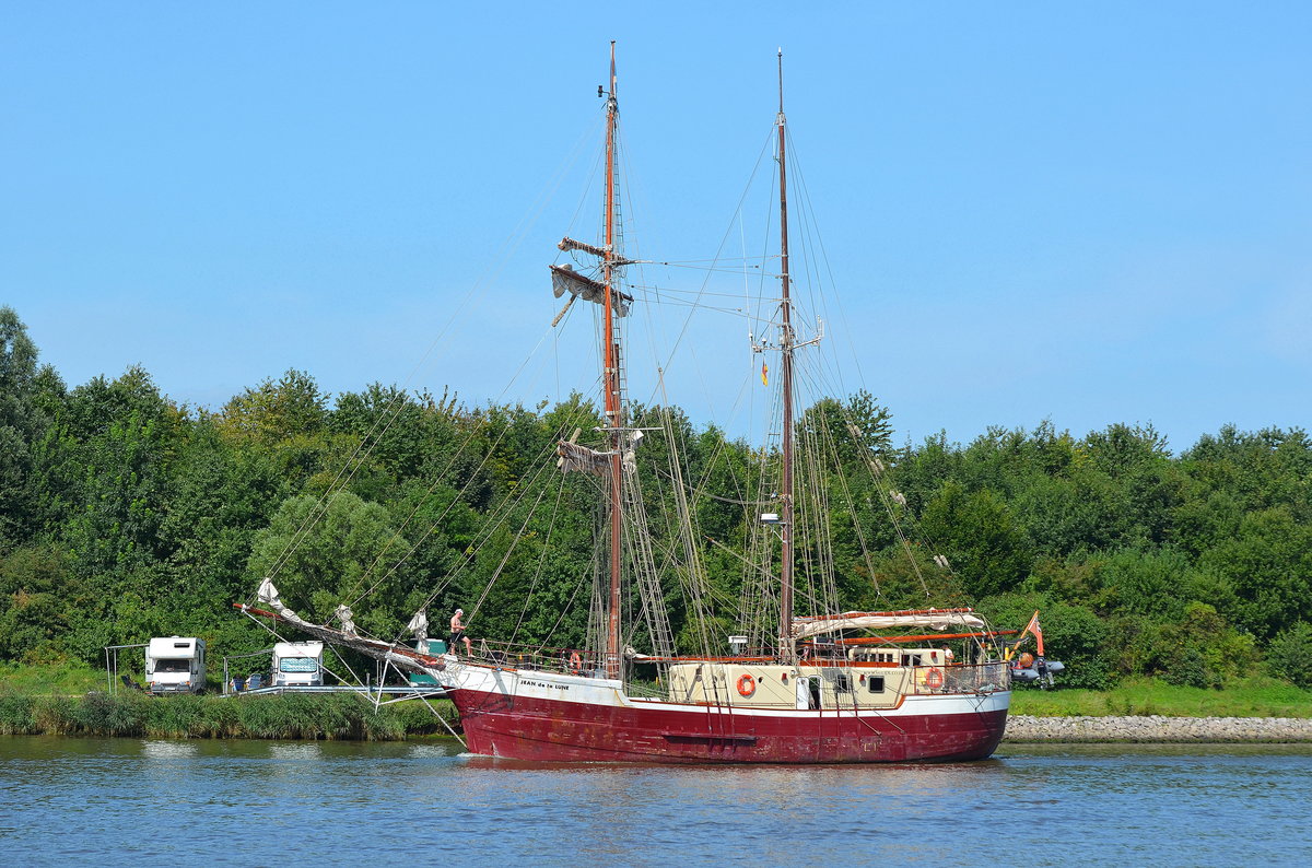 Die Jean De La Lune Flagge:Großbritannien Länge:32.0m Breite:6.0m im Nord-Ostsee-Kanal bei Fischerhütte am 27.08.16