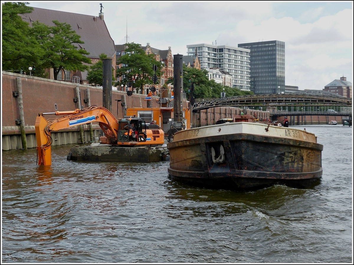 Die Kanle rund um den Hamburger mssen in Regelmssigen Abstnden von angeschwemmten Unterwasser Sanddnnen befreit werden, so wie hier nahe der Speicherstadt am 17.09.2013 wo ein Schwimmbagger gerade dabei ist eine solche Dnne in einen Schwimmkahn umzulagern.  