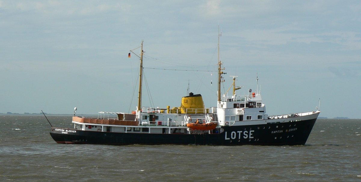 Die Kapitän Bleeker liegt vor Borkum und wartet auf Schiffe nach Emden am 30.9.2015  