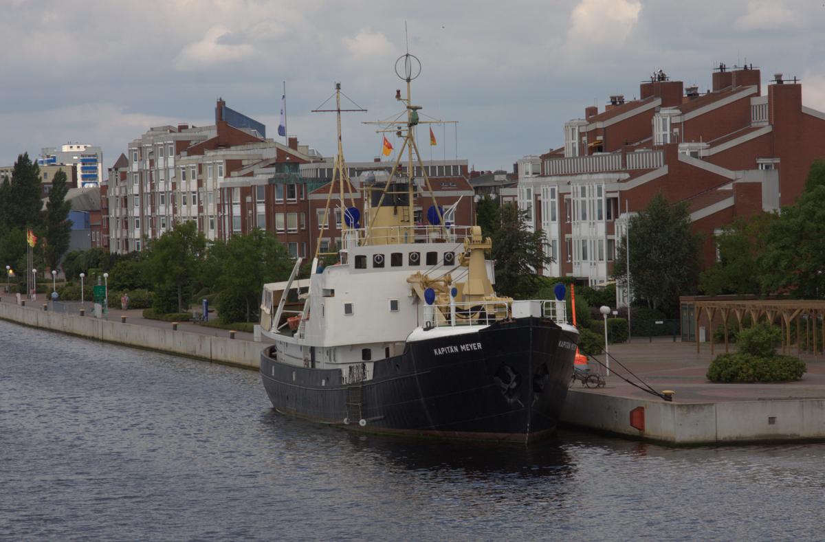 Die  Kapitän Meyer , ein alter Tonnenleger, ist als Museumsschiff in Wilhelmshaven vor Anker gegangen. Die Aufnahme entstand am 16.07.2014.