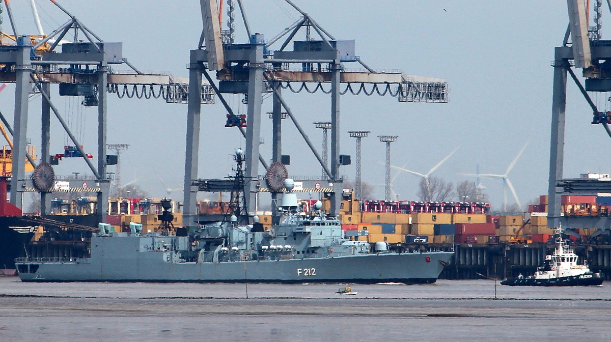 Die Karsruhe am 07.04.2014 auf der Weser vor Bremerhaven. Sie ist 130m lang und 15m breit.