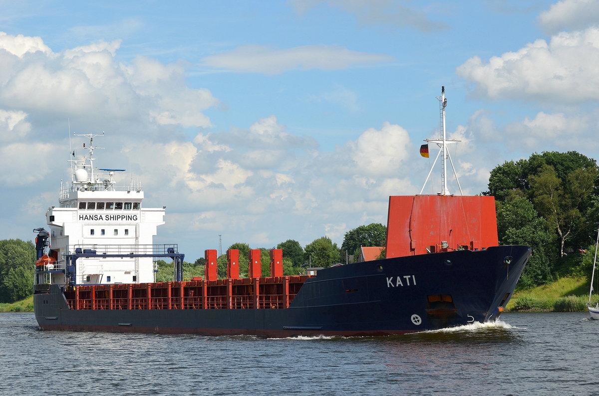 Die Kati IMO-Numme:9173214 Flagge:Malta Länge:107.0m Breite:14.0m Baujahr:1998 Bauwerft:Frisian Shipyard Welgelegen,Harlingen Niederlande an der Eisenbahnhochbrücke Rendsburg im Nord-Ostsee-Kanal aufgenommen am 04.07.16