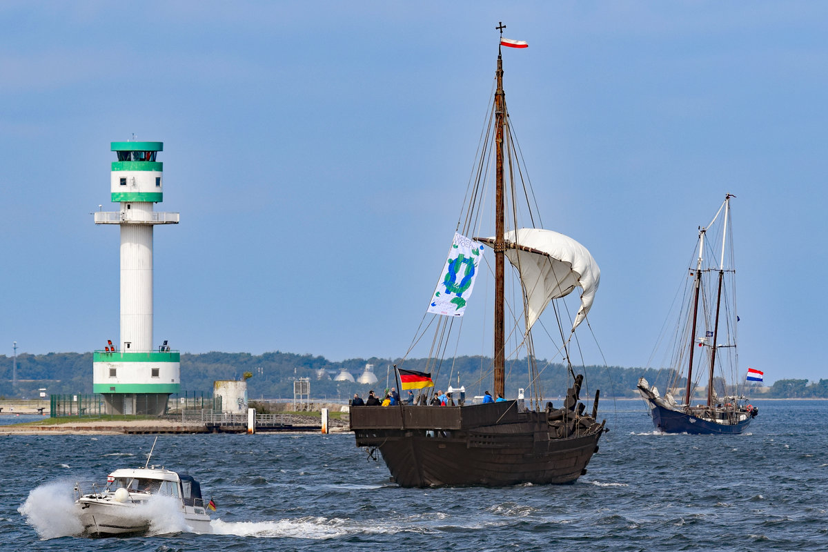 Die Kieler Hansekogge am 13.9.2020 auf der Kieler Förde. Ihr entgegen kommt TWISTER.
