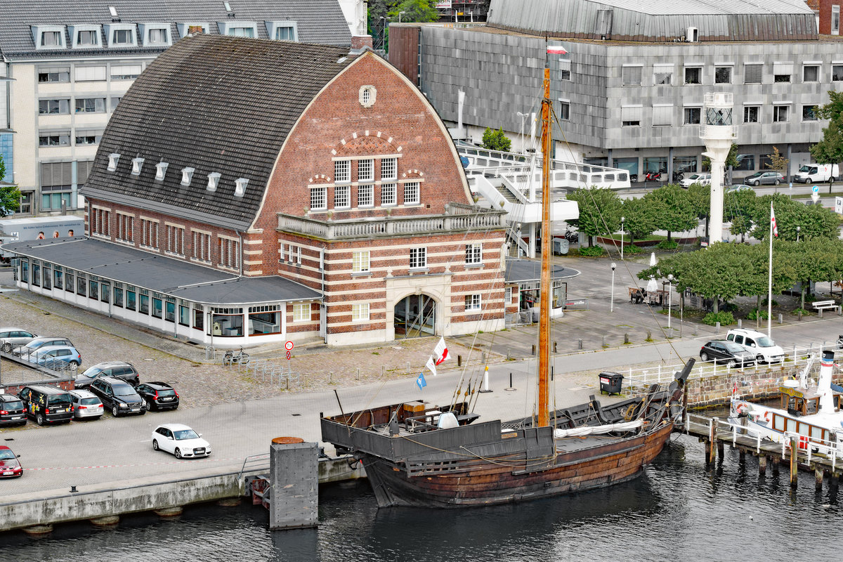 Die Kieler Hansekogge ist ein originalgetreuer Nachbau eines Koggenfundes in der Wesermündung. Das 23m lange Fahrzeug wird heute aktiv auf ehrenamtlicher Basis betrieben.Aufnahme vom 23.08.2016 im Hafen von Kiel, Höhe Schifffahrtsmuseum.