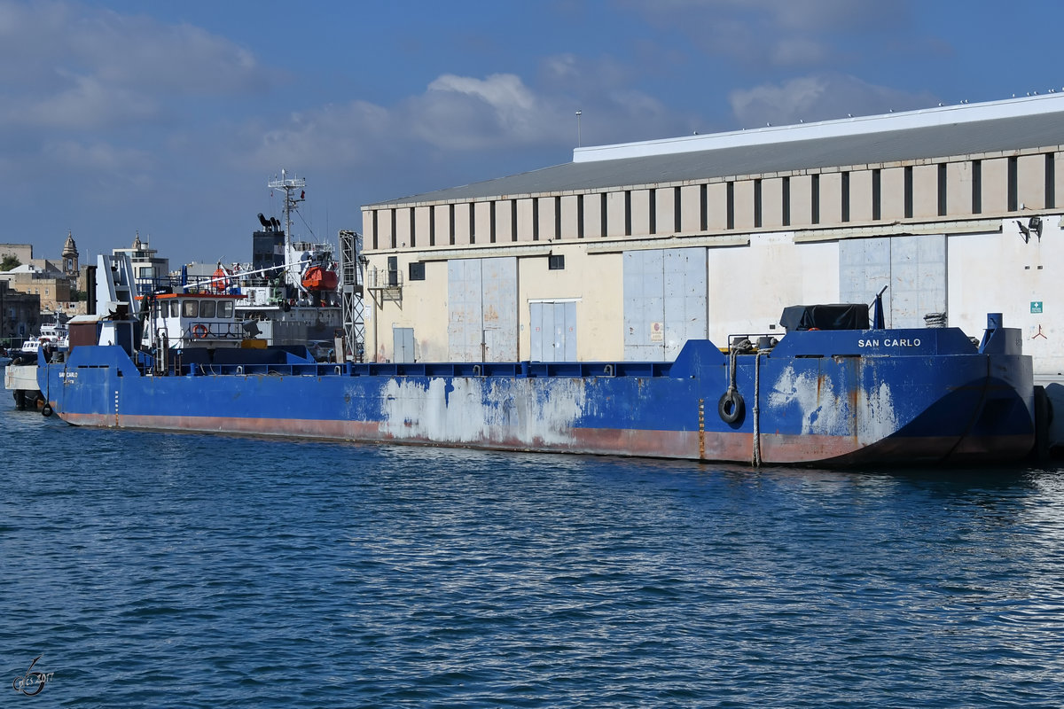 Die Klappschute  San Carlo  im Hafen von Valletta. (Oktober 2017)